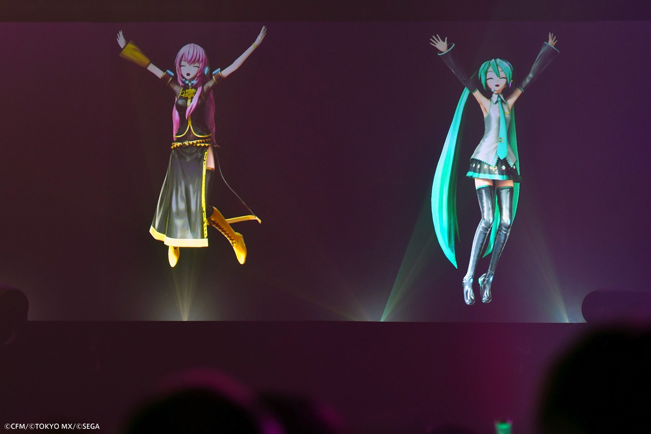 左から巡音ルカ、初音ミク。（写真提供：TOKYO MX）