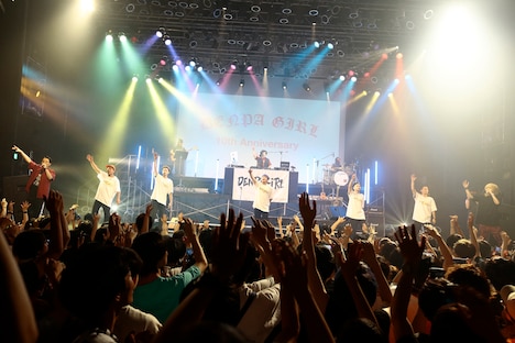 電波少女「10th Anniversaryライブ “＋”」の様子。（撮影：伊藤麻矢）