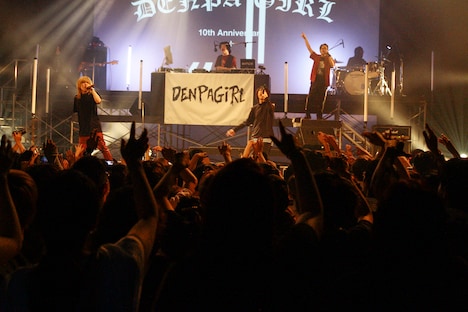 電波少女「10th Anniversaryライブ “＋”」の様子。（撮影：伊藤麻矢）