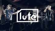 「HOT COFFEE」のライブ映像より。