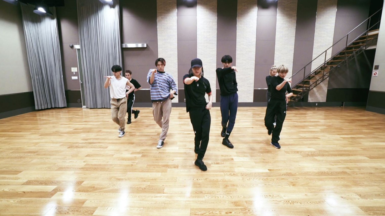 テミン「Famous」“Dance Practiceバージョン”映像より。