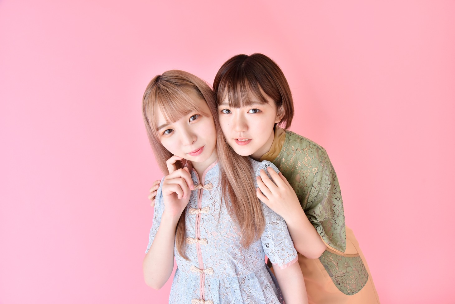 2人のSAKA-SAMA始動発表時の写真。左から寿々木ここね、朝倉みずほ。