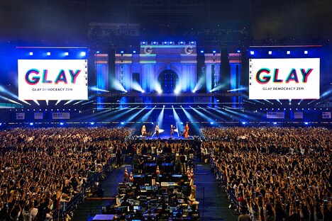 GLAY「GLAY 25th Anniversary "LIVE DEMOCRACY" Powered by HOTEL GLAY」8月17日公演の様子。(撮影:田辺佳子)