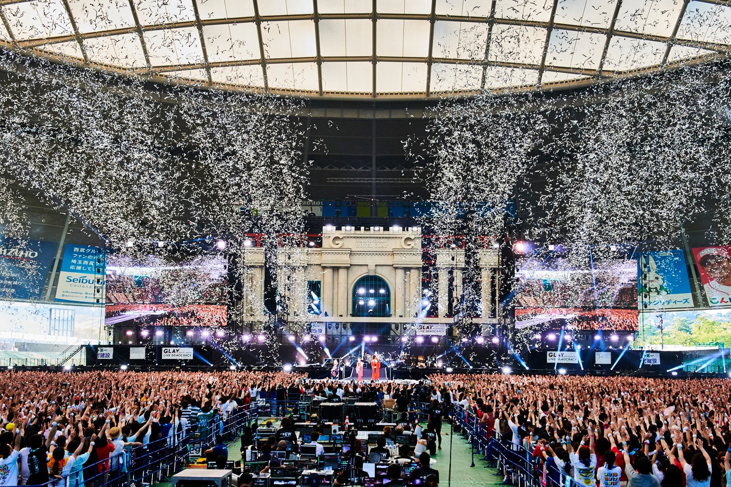 GLAY「GLAY 25th Anniversary "LIVE DEMOCRACY" Powered by HOTEL GLAY」8月17日公演の様子。（撮影：岡田裕介）
