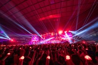 GLAY「GLAY 25th Anniversary "LIVE DEMOCRACY" Powered by HOTEL GLAY」8月17日公演の様子。（撮影：岡田裕介）