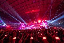 GLAY「GLAY 25th Anniversary "LIVE DEMOCRACY" Powered by HOTEL GLAY」8月17日公演の様子。（撮影：岡田裕介）