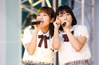 左から諸橋沙夏（=LOVE）、蟹沢萌子（≠ME）。（写真提供：SACRA MUSIC）