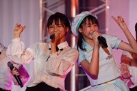 左から大場花菜（=LOVE）、川中子奈月心（≠ME）。（写真提供：SACRA MUSIC）
