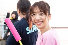 水鉄砲でスタッフを狙う真山りか。