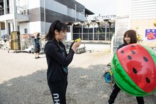 安本彩花（右）を被写体に撮影する中山カメラマン（左）。