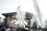 強烈な水しぶきを上げるウォーターキャノン。