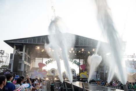 強烈な水しぶきを上げるウォーターキャノン。