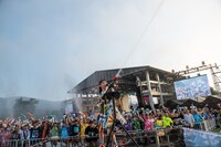 放水する真山りか。