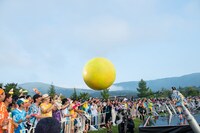 観客の頭上で跳ね回る巨大風船。
