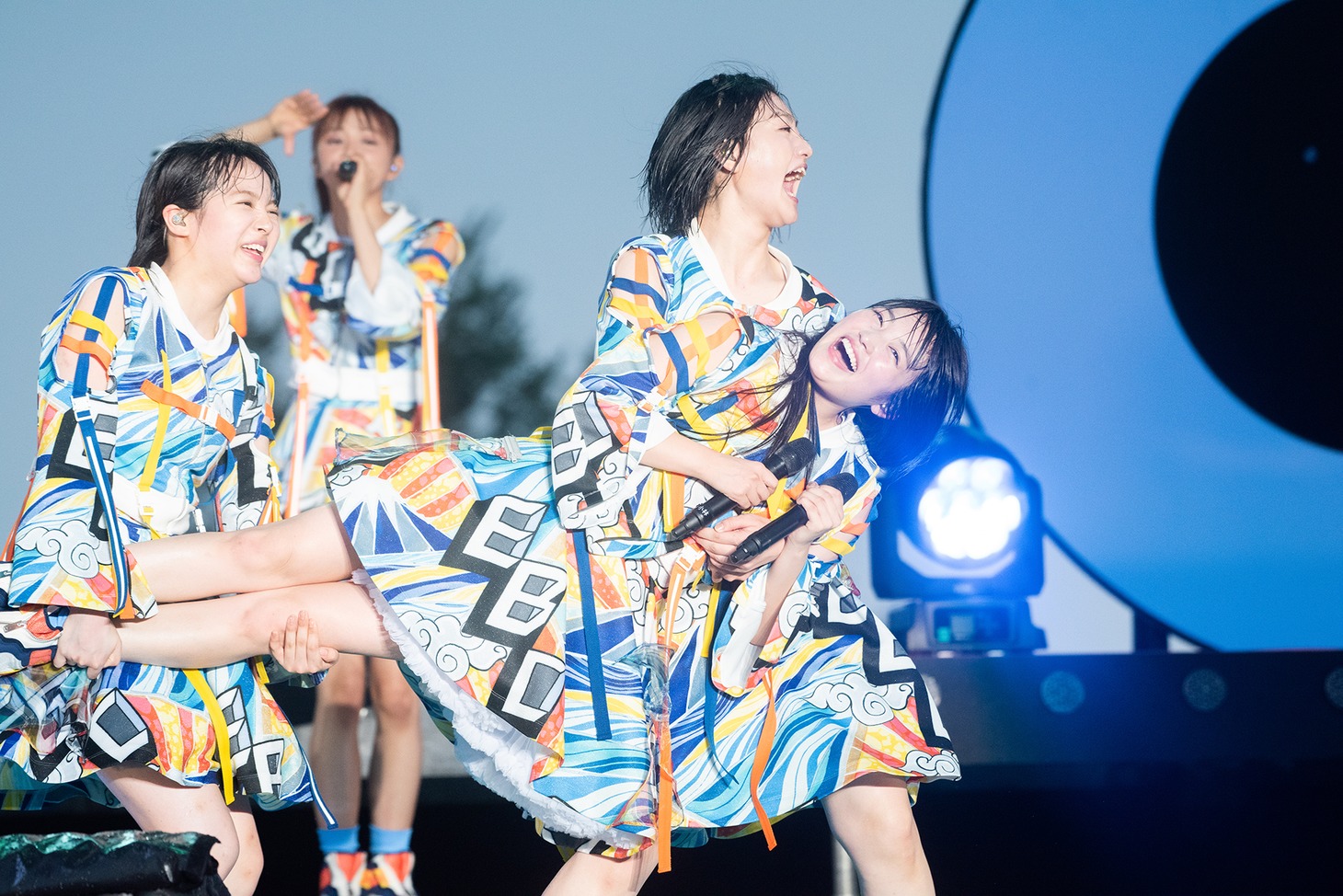 柏木ひなたを運ぶ中山莉子（左）と小林歌穂（右）。