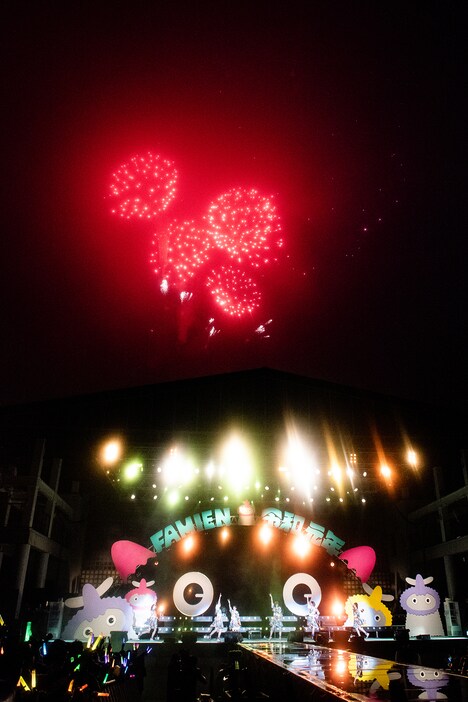 ステージ上空に打ち上げられた花火。