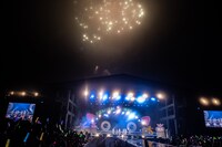 ステージ上に打ち上がる花火。
