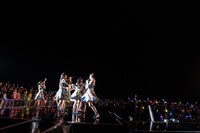 「花火が見えなかった」と嘆いていると突然花火が上がり、慌てて振り返るエビ中。