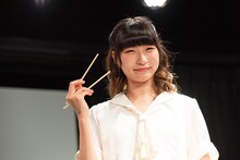 箸を手に不敵な笑みを浮かべる藤咲彩音。