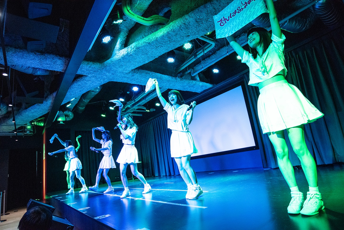「おつかれサマー！」を歌うでんぱ組.inc。
