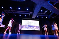 過去の戦いを振り返るでんぱ組.inc。