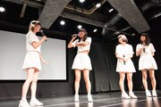 藤咲彩音（左端）に突然脇を触られうろたえる古川未鈴（左から2番目）。