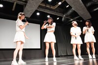 藤咲彩音（左端）に突然脇を触られうろたえる古川未鈴（左から2番目）。