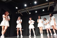 メンバーから“大声神”の扱いを受ける成瀬瑛美（左端）。
