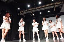 メンバーから“大声神”の扱いを受ける成瀬瑛美（左端）。