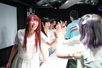 来場者をハイタッチで見送るでんぱ組.inc。