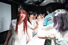 来場者をハイタッチで見送るでんぱ組.inc。