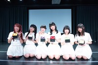 スタッフからのプレゼントを手に記念撮影するでんぱ組.inc。