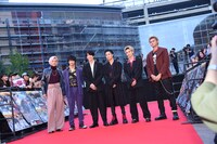 鬼邪高校全日制のメンバー。左から鈴木昂秀、神尾楓珠、前田公輝、川村壱馬、吉野北人、龍。