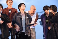 楽曲に合わせて楽器を弾くフリをする山田裕貴。