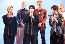 山田裕貴（右）に「北ちゃん大丈夫？ みんな緊張してる！（笑）」と声をかけられる吉野北人（左）。