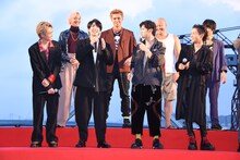 山田裕貴（前列右から２番目）の「まずは今日、一足先に観られる皆さんがいるということで、感想をぜひ世に轟かせてもらえれば」という発言に対し、「何その轟ギャグ！（笑）」とツッコむ前田公輝（前列左から２番目）。