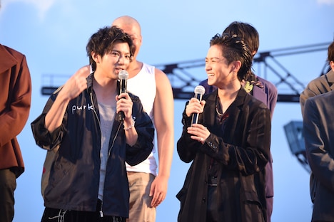 左から山田裕貴、川村壱馬。