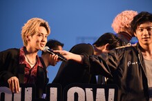 山田裕貴（右）にマイクを向けられ「ありがとうございました」と挨拶する吉野北人（左）。