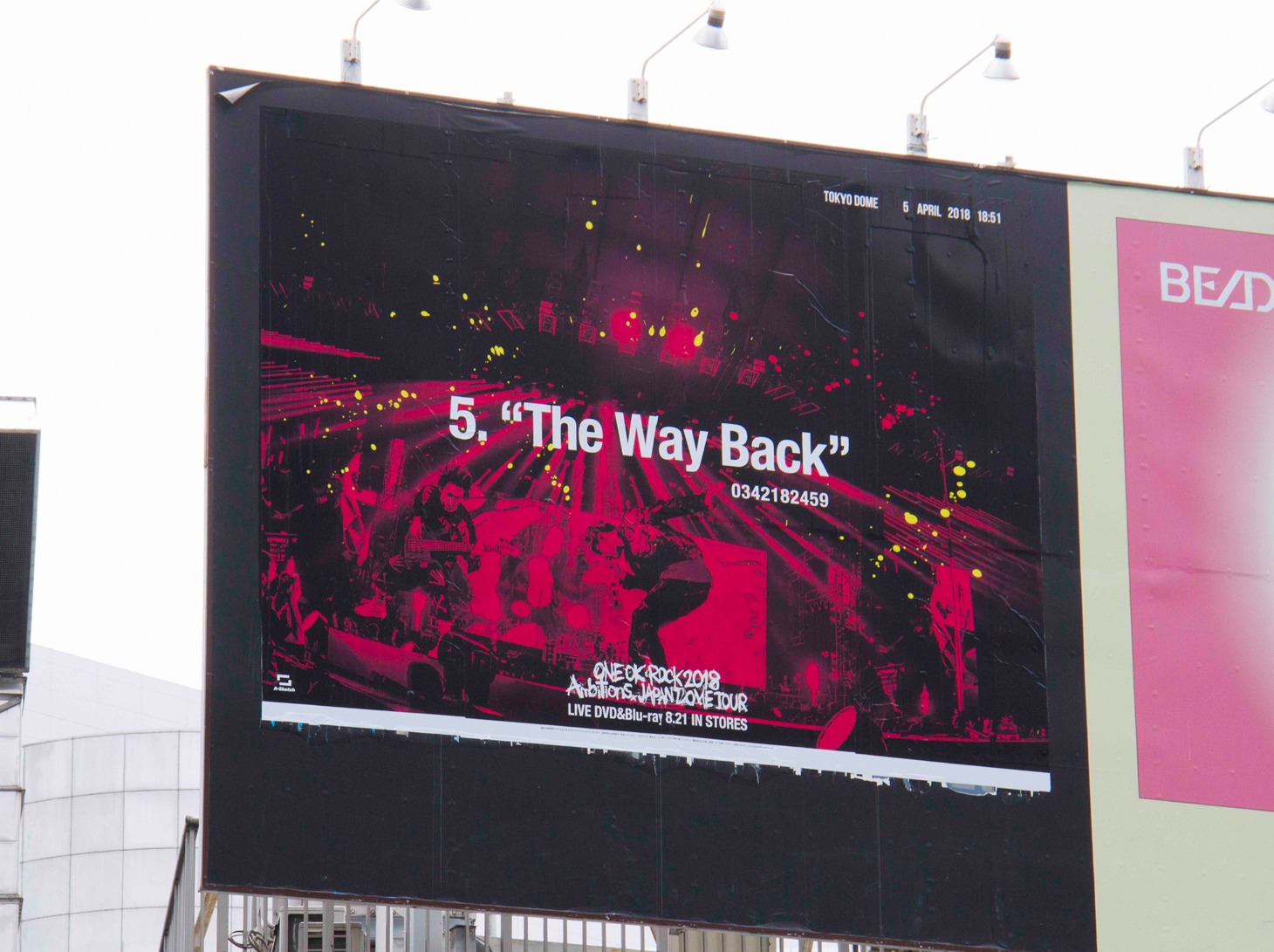 ONE OK ROCKの屋外広告。