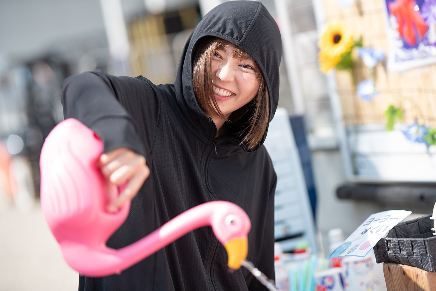 じょうろで遊ぶ安本彩花。