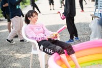 木陰でくつろぐ真山りか。