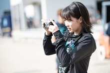 メンバーの様子を写真に収める中山莉子。