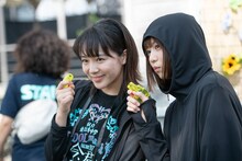 カメラを向けられポーズを取る中山莉子（左）と安本彩花。