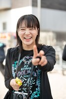 水鉄砲で遊ぶ中山莉子。