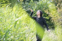 茂みに潜んで野鳥になりきる小林歌穂。