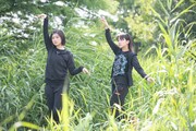 茂みに潜んで野鳥になりきる小林歌穂（左）と中山莉子（右）。