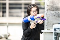 建物の影に隠れてターゲットを探す小林歌穂。