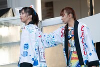 「ファミえん」名物の業務用冷蔵庫で涼む真山りか（左）と星名美怜（右）。