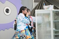 「ファミえん」名物の業務用冷蔵庫で涼む中山莉子（左）と柏木ひなた（右）。