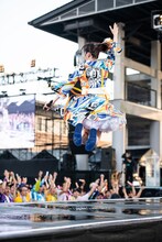 花道でジャンプする真山りか。